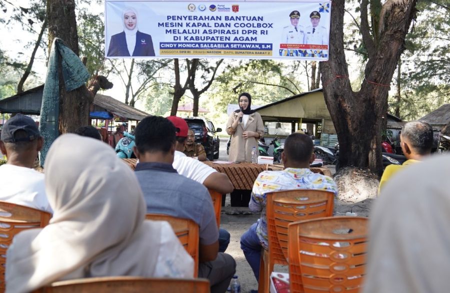 Cindy Monica Salurkan Bantuan untuk Nelayan Kabupaten Agam